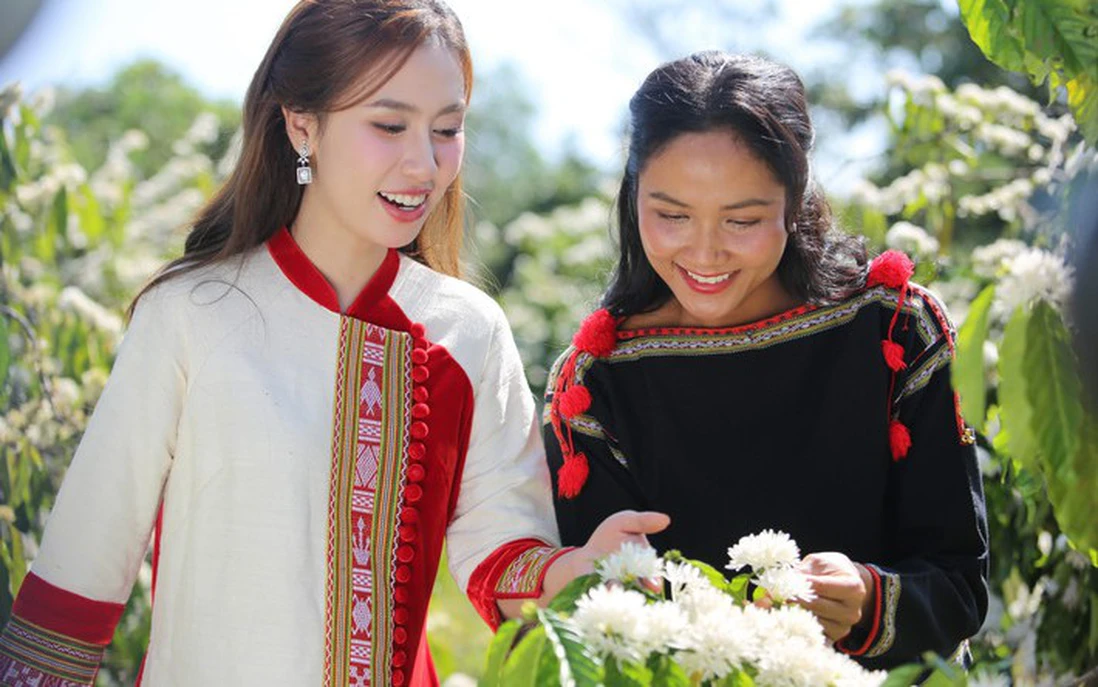 Hoa hậu Hoàn vũ Việt Nam 2017 H’Hen Niê (phải) và Hoa hậu Đại sứ du lịch Việt Nam 2024 Đinh Thị Hoa là Đại sứ truyền thông của Lễ hội cà phê Buôn Ma Thuột năm 2025. Ảnh: T.H